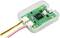 Groene elektronische debug-sonde met Raspberry Pi-logo, USB-aansluiting en gekleurde draden in een transparente behuizing.