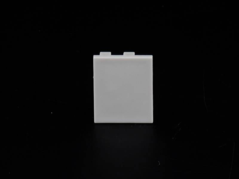 Een witte, vierkante plastic kubus staat voor een zwarte achtergrond.