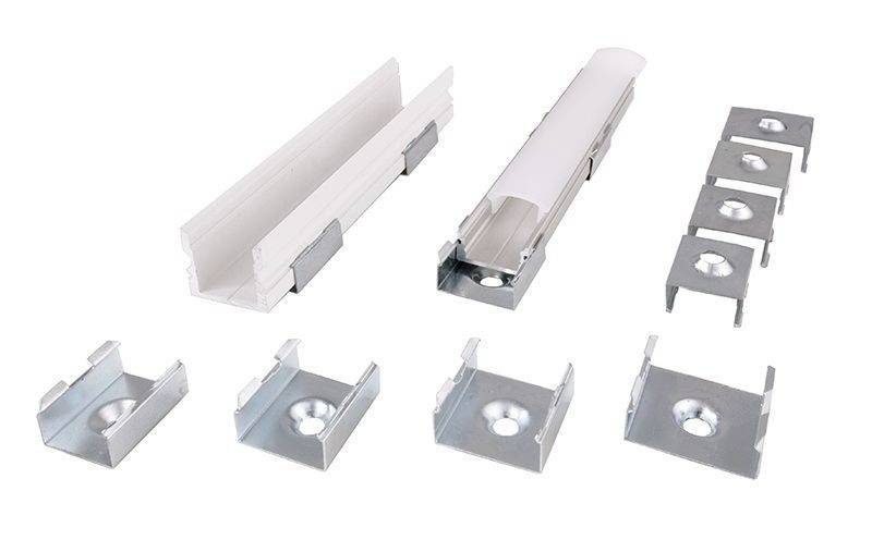 Een set montagebeugels en profielen van metaal en kunststof voor LED-strips, weergegeven in verschillende aanzichten en componenten.