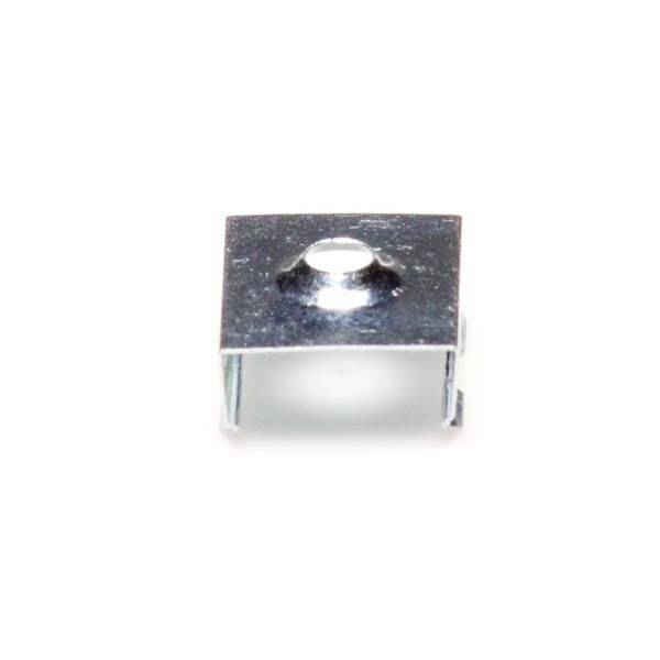 Metalen vierkante moer, zilver glanzend, met een centraal gat in het midden, geschikt voor gebruik in meubelverbindingen.