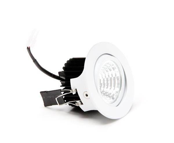 Een witte, ronde LED-inbouwspot met warmteafvoer en aangesloten kabel.
