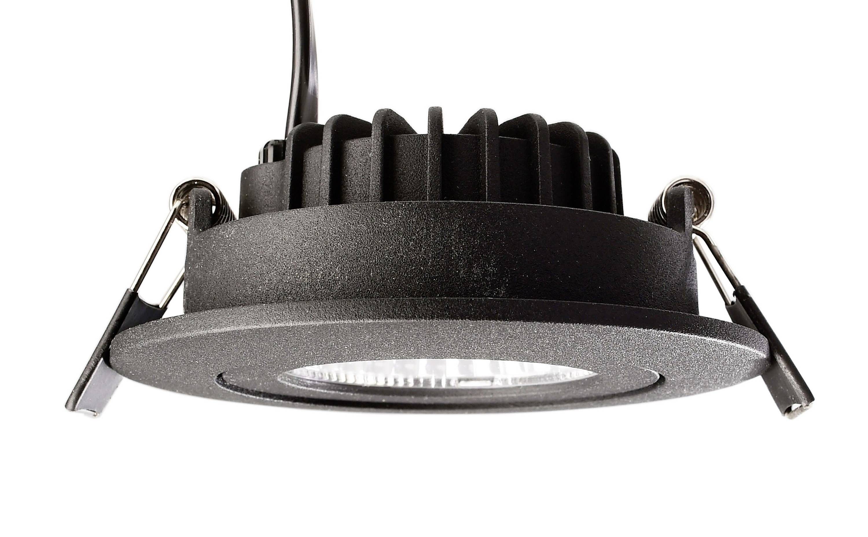 Een zwarte LED-inbouwspot met koelribben, gefotografeerd van onderen, toont het detail van de constructie.