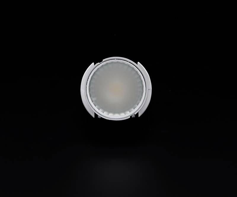 Een enkele, ronde LED-lamp op een zwarte achtergrond, geaccentueerd in het midden van de afbeelding.