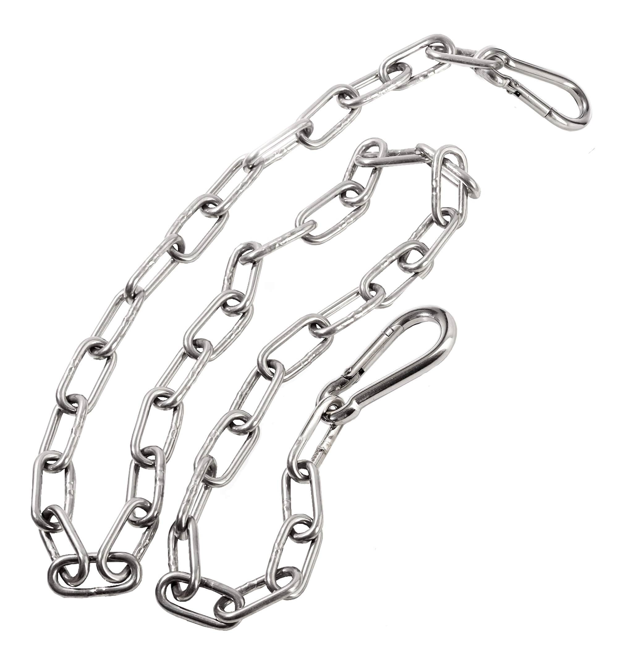 Een metalen ketting met twee karabijnhaken, los liggend op een oppervlak. Hoofdzakelijk gebruikt voor beveiliging of bevestiging.