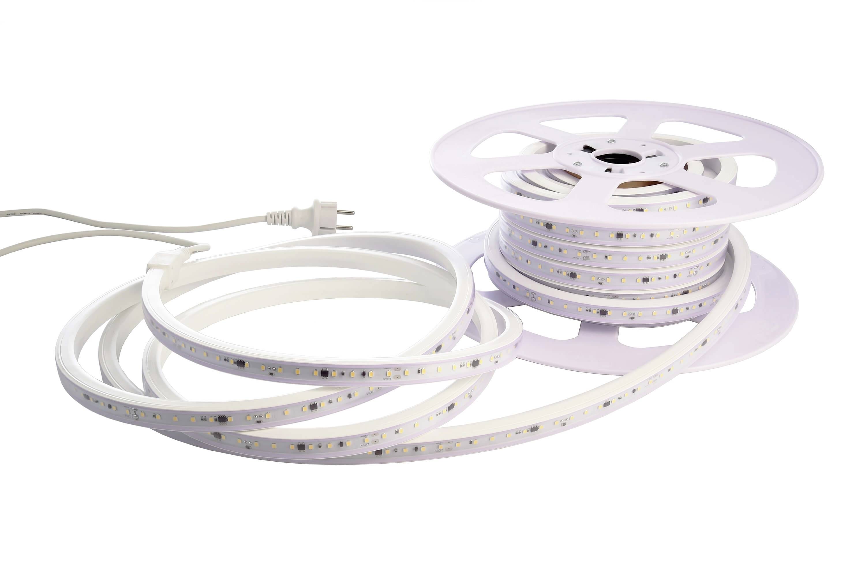 Een rol LED-lichtstrip, gedeeltelijk uitgerold, met Europese stekker op een lichte achtergrond.