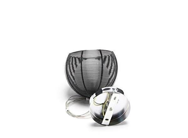 Een designerlamp met een metalen mand en een gloeilamp met snoer, die beide op een witte achtergrond liggen.