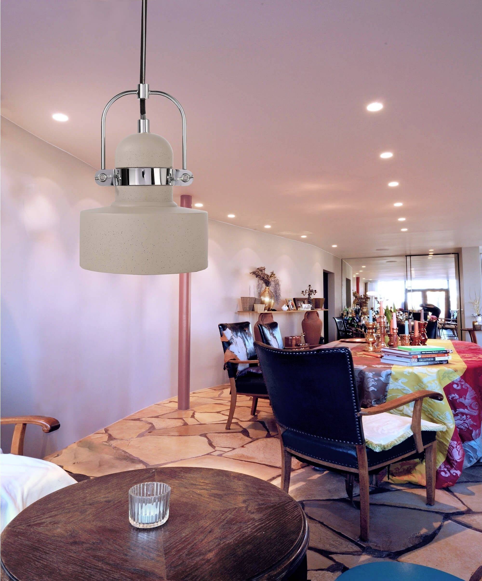 Een stijlvolle eetkamer in warm licht. Op de voorgrond een ronde houten tafel met glas, op de achtergrond een gedekte tafel en stoelen.