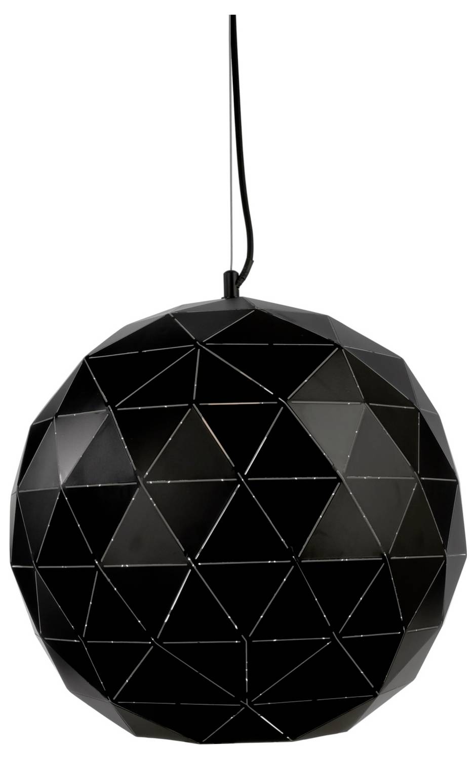 Zwarte gefacetteerde geometrische hanglamp die aan een snoer hangt op een witte achtergrond