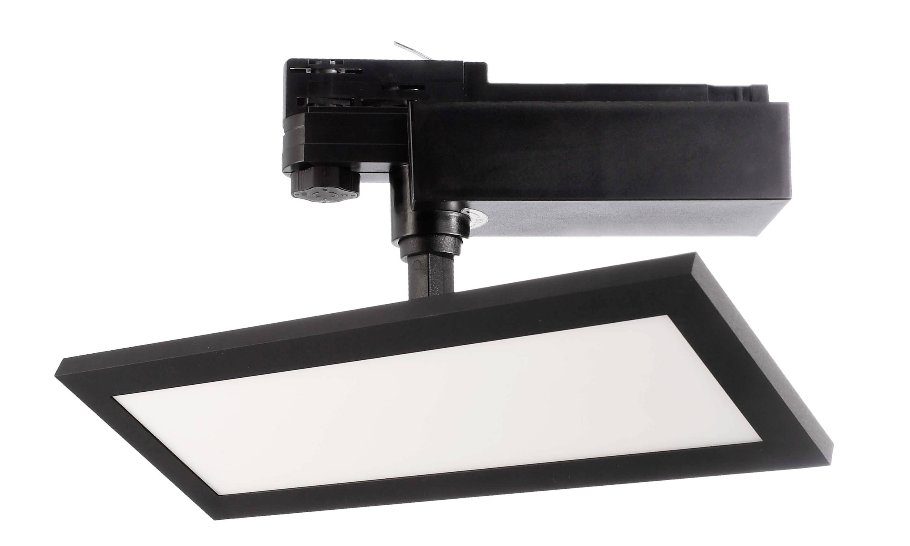 Een rechthoekige LED-panellamp met zwarte behuizing, gemonteerd op een rail, gebruikt voor verlichting.