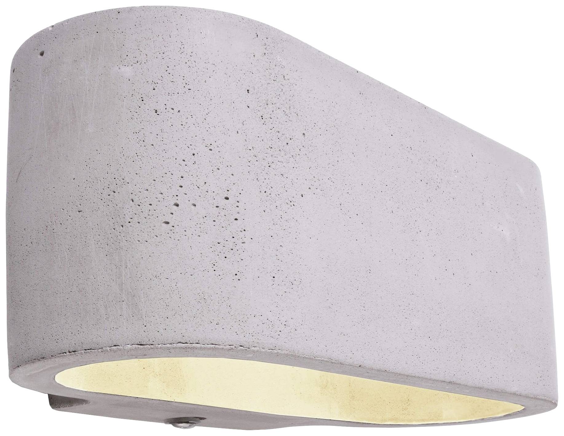 Een moderne, gebogen wandlamp van beton in grijs met een neerwaartse lichtuitstraling. Ideaal voor stijlvolle interieurs.