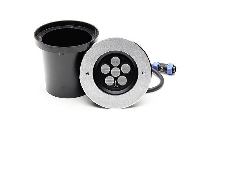 Inbouwspot met ronde metalen rand en zes LED's, naast een zwarte container. Kabel met blauwe stekker bevestigd aan de spot.