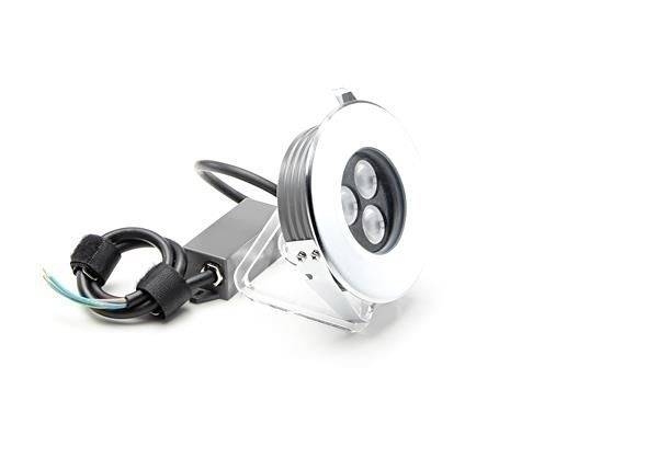 LED-inbouwlamp met rond behuizing en drie zichtbare LED's, gemonteerd op een kabel met aansluitcomponenten.