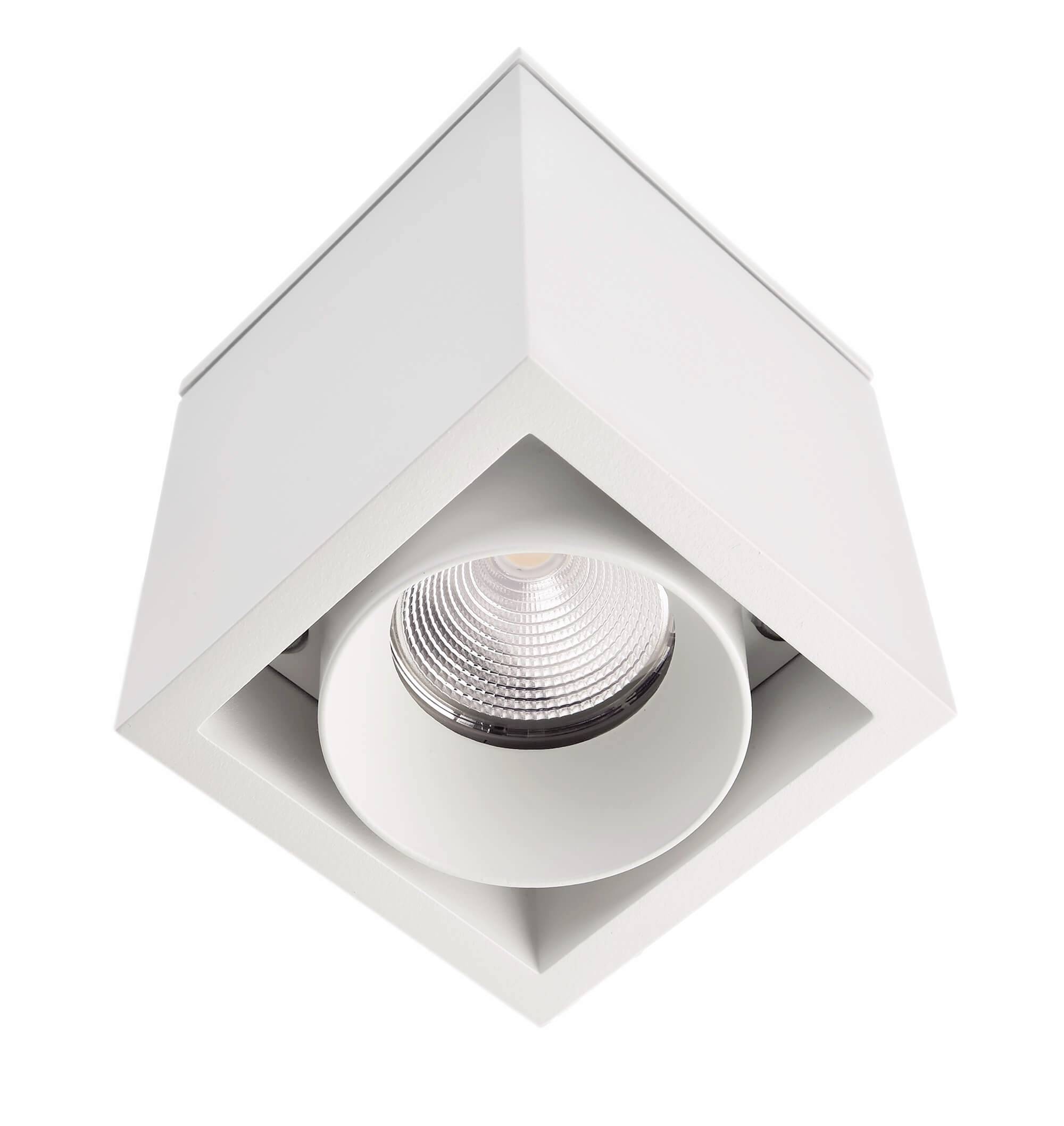 Witte, kubische plafondlamp met centrale, ronde spotstraler die zorgt voor gericht licht. Ideaal voor moderne interieurs.