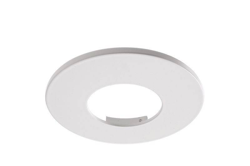 Een ronde, witte plafondspot met open centrum, geschikt voor moderne verlichtingsinstallaties.