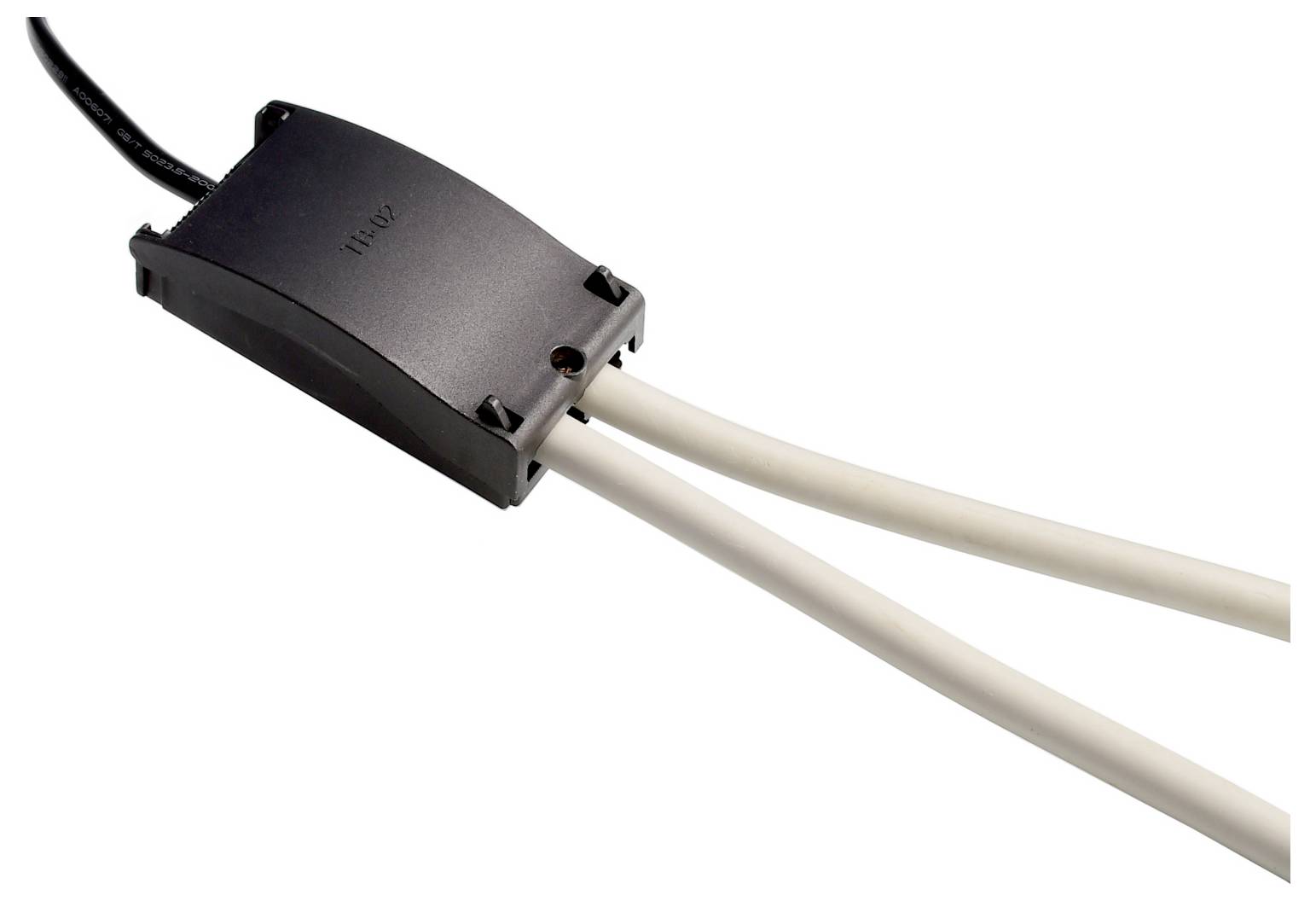 Zwarte kabelspliteconnector die één zwarte kabel verbindt met twee witte kabels op een witte achtergrond