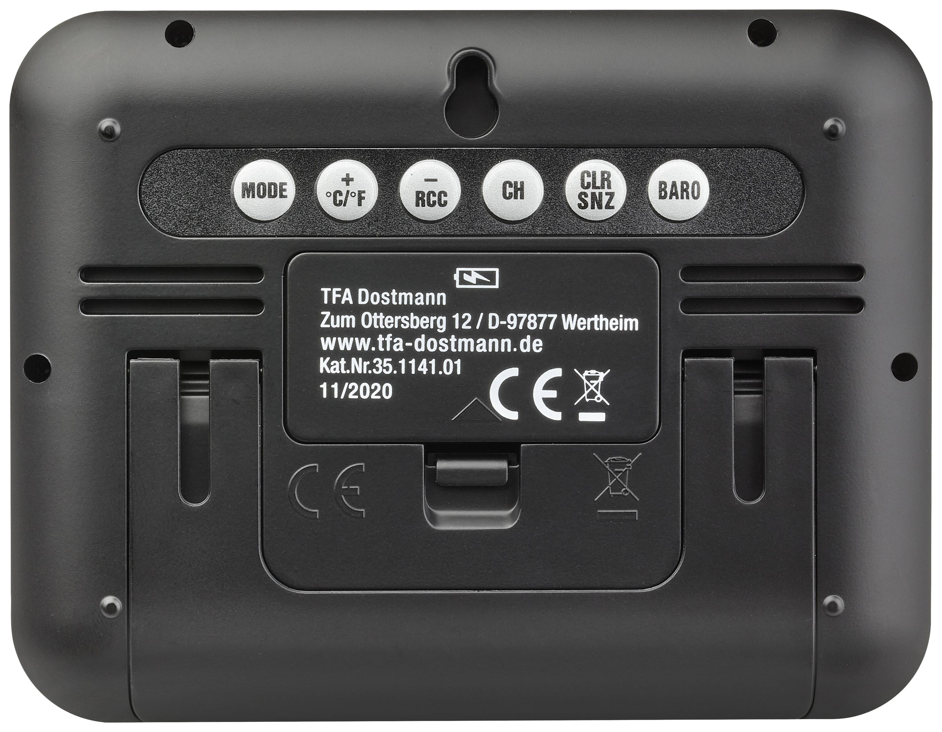 Achterkant van een elektronisch apparaat met bedieningsknoppen, fabrikantinformatie en CE-markering. Bevat een standaard.