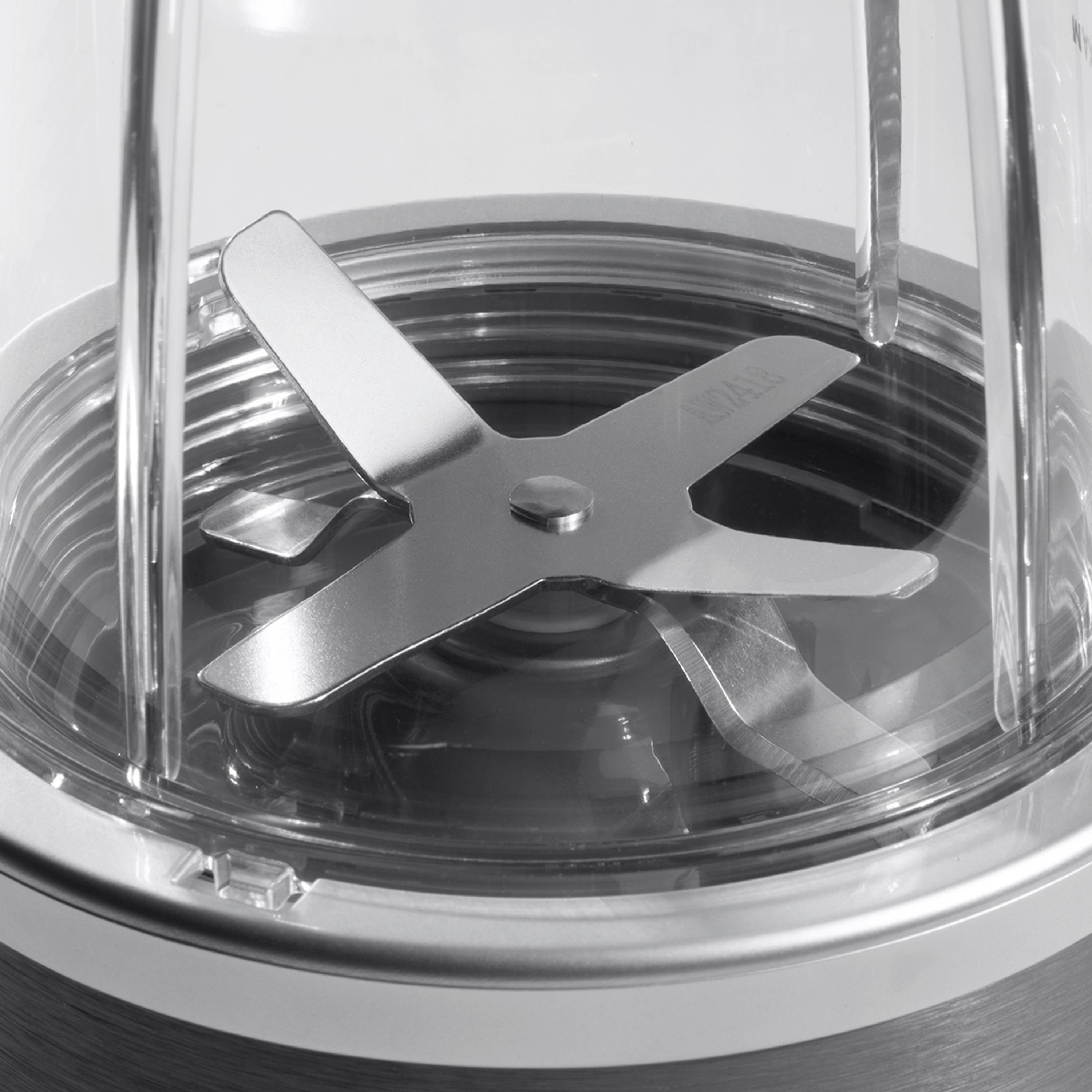 Mixer met roestvrijstalen mes, close-up van het kruismes in de glazen kom, gedetailleerd zicht op het interne mechanisme van een keukenmachine.