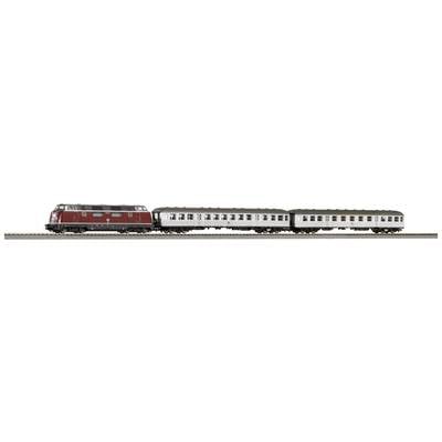 Een rode trein met een locomotief, gevolgd door twee witte passagierswagons op een spoor.