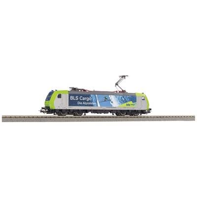 Elektrische locomotief met de tekst 'BLS Cargo De Alpinisten', in een groen-witte kleurstelling, op een spoorsectie.