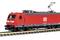 Een rood model van een locomotief van Deutsche Bahn op sporen, toont technische details zoals stroomafnemers en logo's.