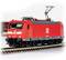 Een rode modeltrein van Deutsche Bahn staat op de rails, met DB-logo aan de zijkant, bovenleiding en fijne details van zijn elektronica.