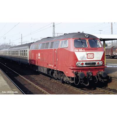 Rode DB-trein met diesellocomotief 216 155-2 trekt personenrijtuigen op een spoorrails bij daglicht. Rails en bovenleiding zijn zichtbaar.