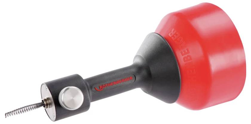 Een rood en zwart handgereedschap met een roterende draad voor het reinigen van buizen of afvoerleidingen.