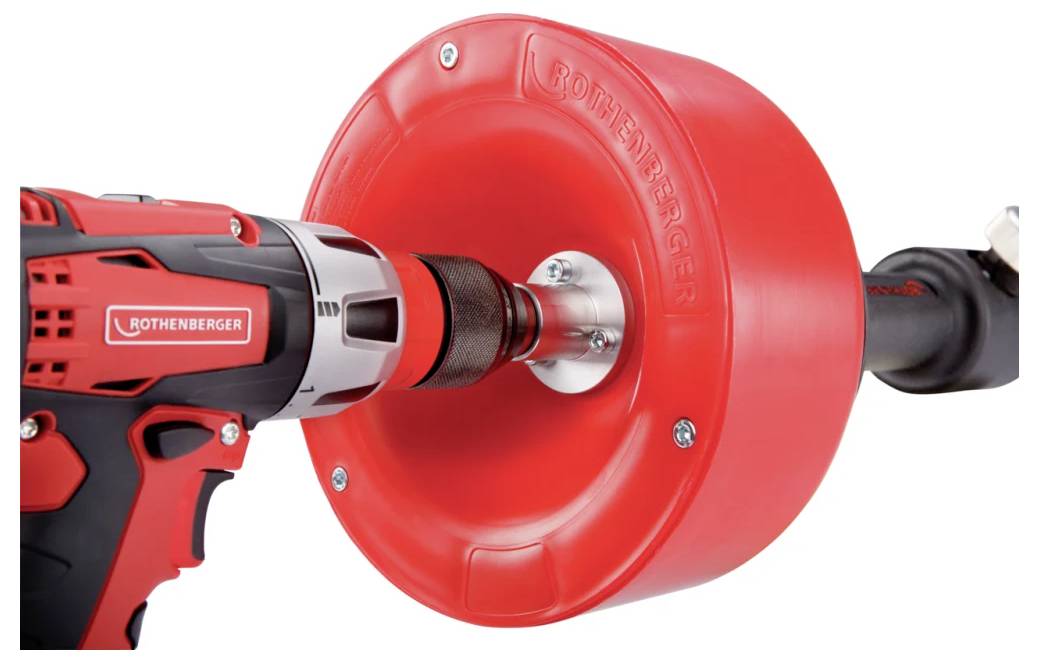 Een rode krachtgereedschap met een Rothenberger-merklabel wordt gebruikt om een ontstoppingsinstrument te bedienen, ontworpen voor het ontstoppen van buizen.