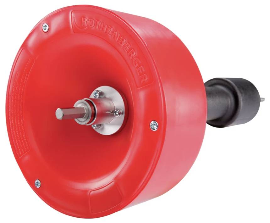 Een rode handmatige buisreiniger met een zwart handvat, gebruikt voor het ontstoppen van afvoeren. De merknaam is in reliëf aangebracht op het oppervlak van het gereedschap.