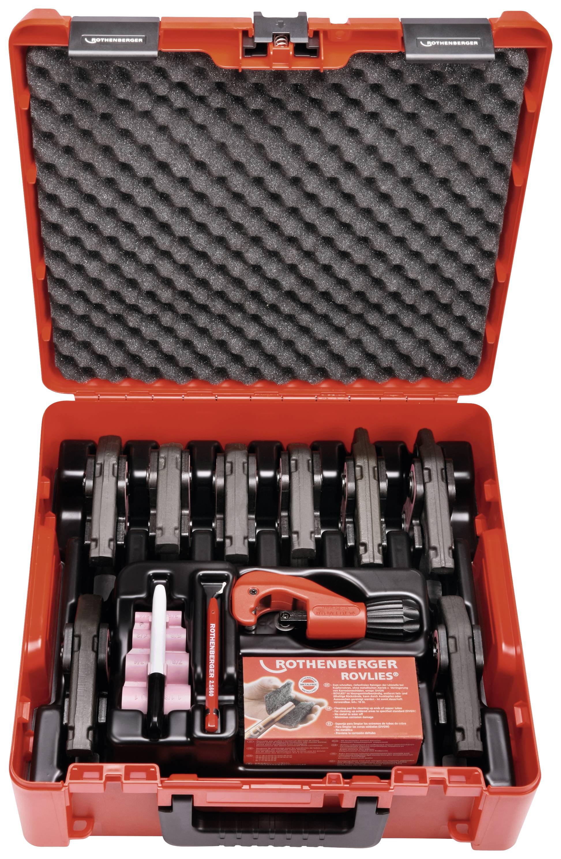 Open rode gereedschapskoffer met meerdere pijptangen, schuimstof binnenvoering en een oranje brochure.