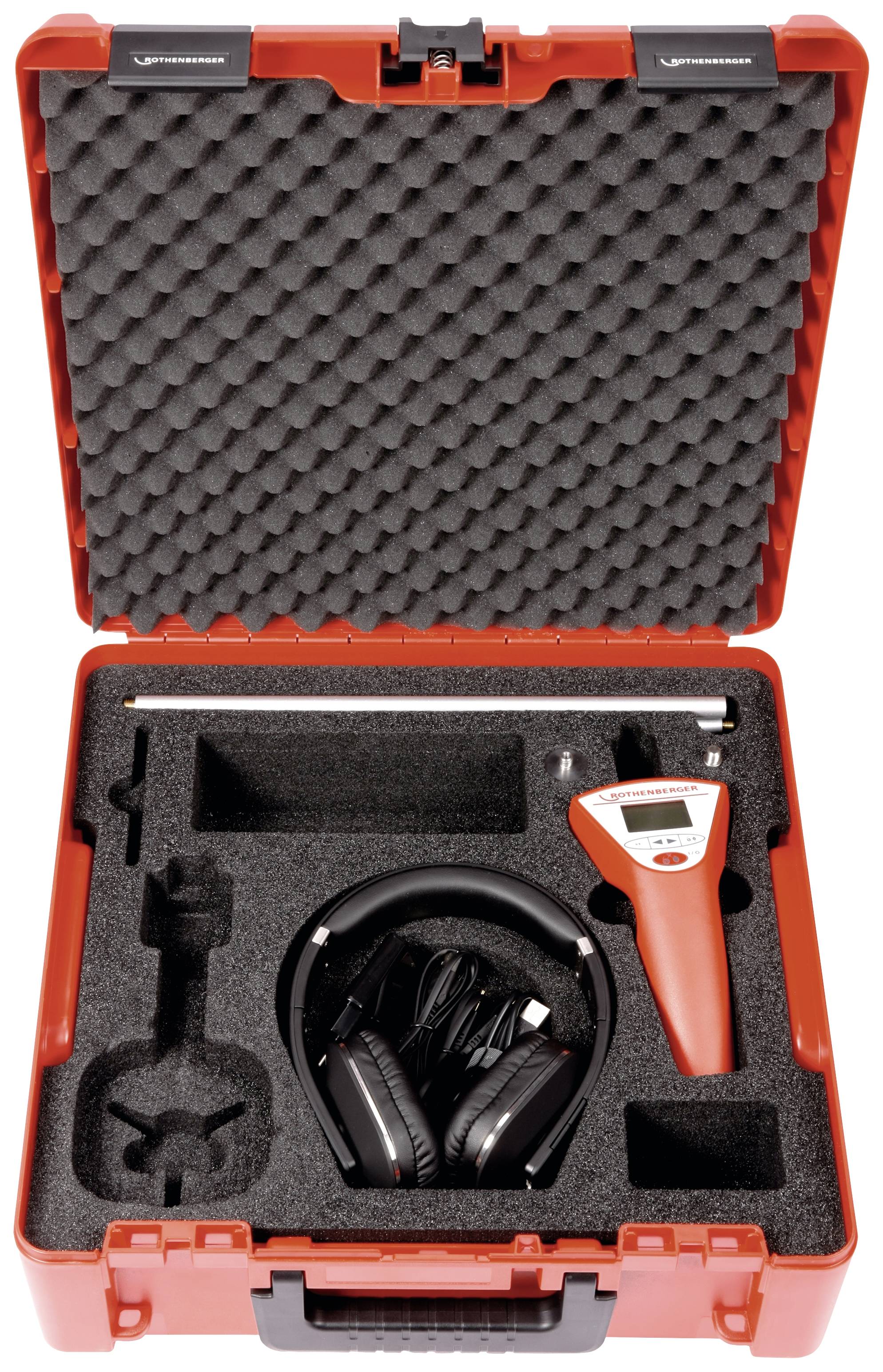 Rode gereedschapskoffer met schuimvulling, bevat koptelefoon, een elektronisch meetinstrument en een lange metalen staaf.