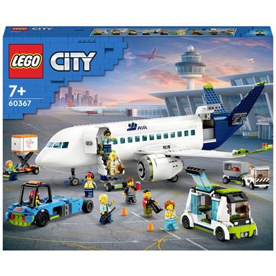 LEGO City Set '60367': Vliegtuig met LEGO-poppetjes op de luchthaven, inclusief bagagewagen, cateringwagen en controletoren op de achtergrond.