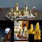 Een gedetailleerd modelkasteel met artistiek vormgegeven taferelen, omringd door figuren en miniaturen in een creatieve context.