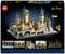 LEGO-set van het kasteel van Harry Potter met gedetailleerde torens en schoolplein. Bevat minifiguren en bezems. Verpakking toont bouwopties.