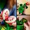 Een persoon houdt een LEGO-model van een piranhaplant vast. Gedetailleerde weergaven tonen de gewrichten en tanden van de plant.