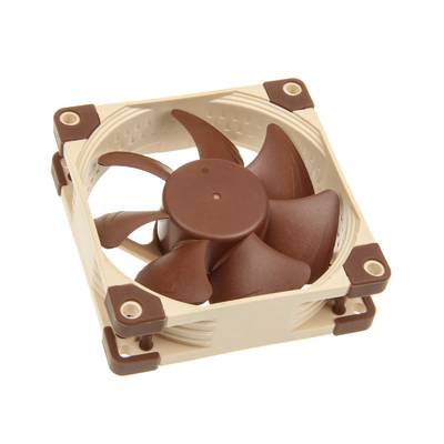 Computerventilator in vierkante vorm met bruine vleugels en een beige frame.