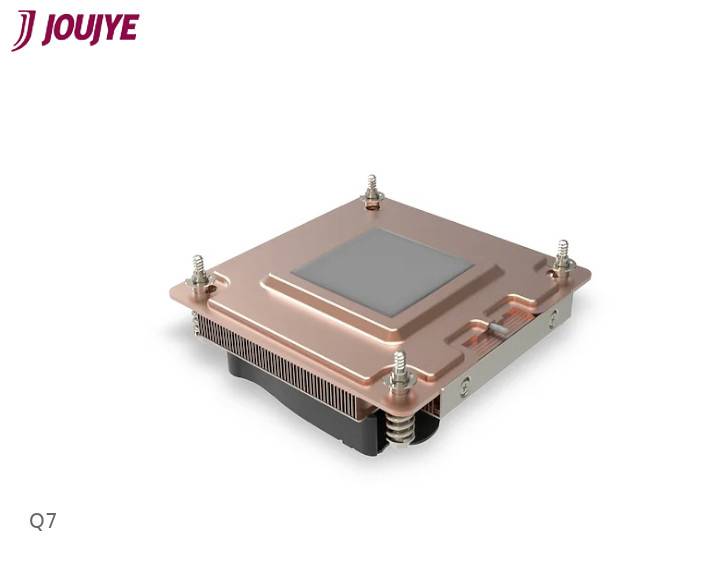 Koperkleurige vierkante computercomponent met zilveren schroeven in de hoeken en koelribben. Tekst 'Q7' onderaan links.