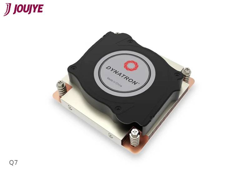 Zwarte heatsink met een grijs midden, opschrift 'DYNATRON'. Merk 'JOUJYE' linksboven in beeld.