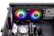 Een open computerbehuizing met geïnstalleerde RGB-ventilatoren, een moederbord en een CPU met een koeler aan de binnenkant.