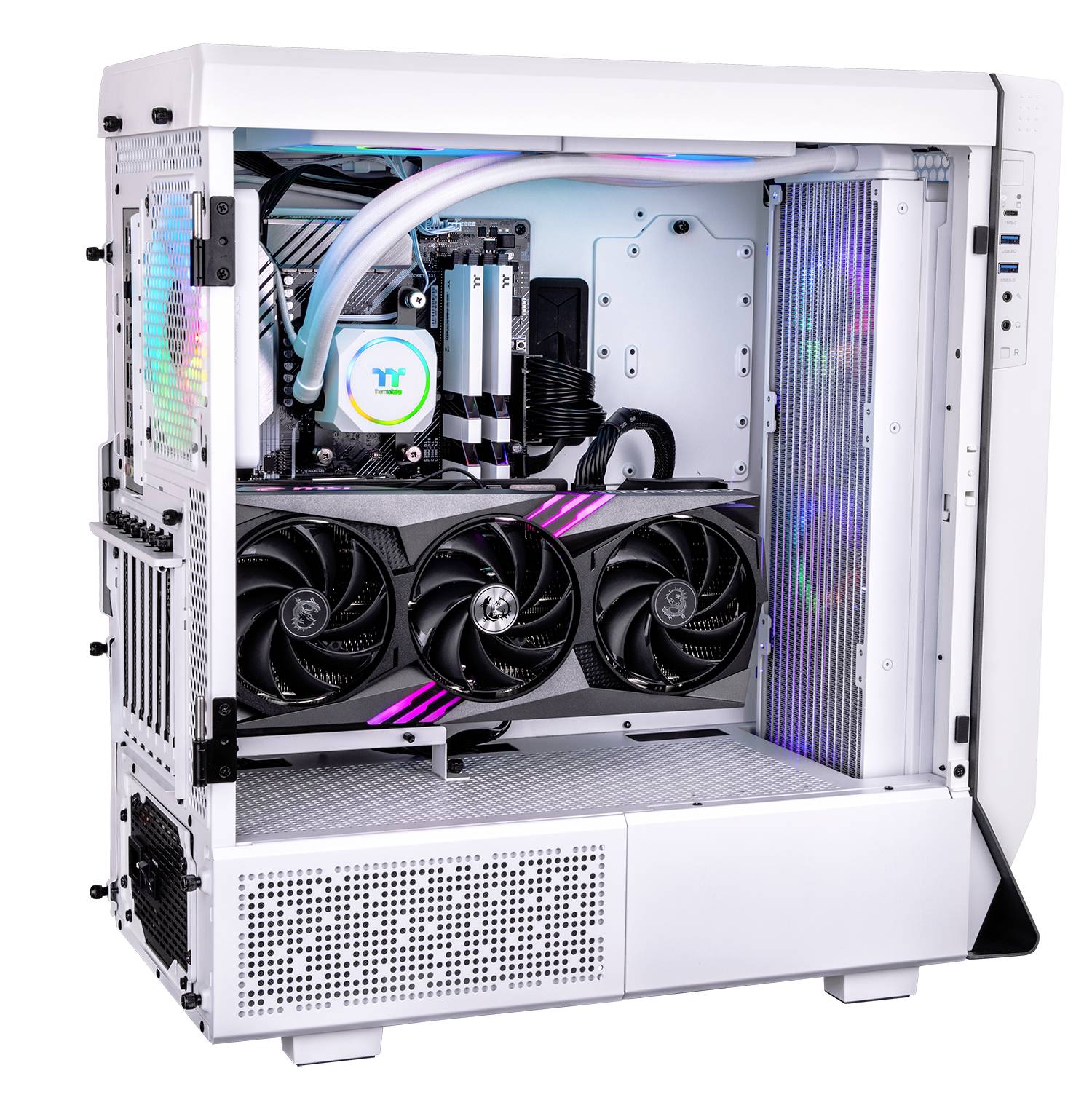 Een witte gaming-computer met verlichte waterkoeling en meerdere ventilatoren. De componenten zijn zichtbaar in de behuizing.