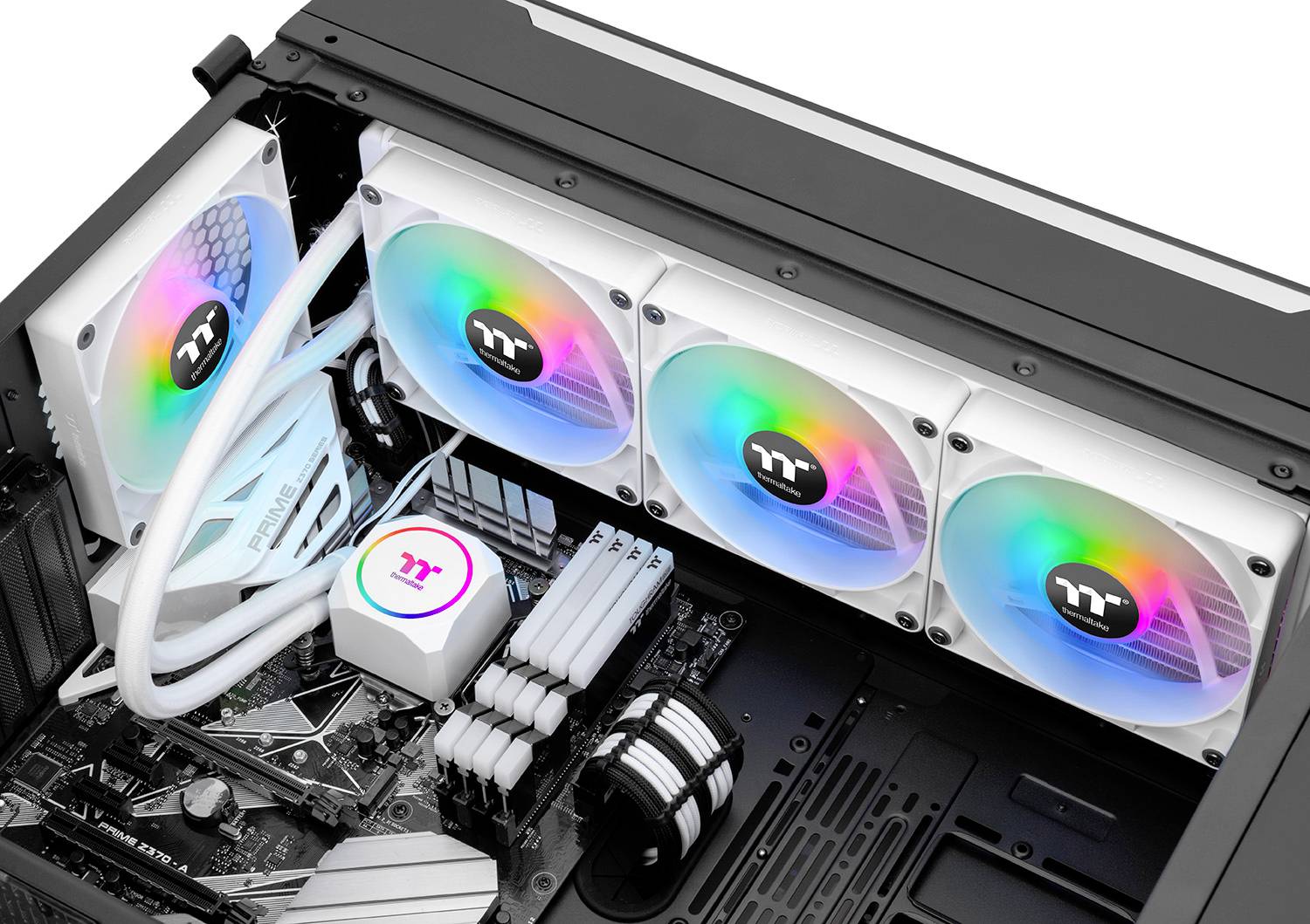 Gaming-pc-behuizing met open zijwand toont verlichte ventilatoren in verschillende kleuren en bekabeling, CPU-koeler rechts.