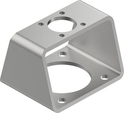Een zilveren, metalen, driehoekig onderdeel met twee grote cirkelvormige uitsneden en meerdere kleinere gaten.