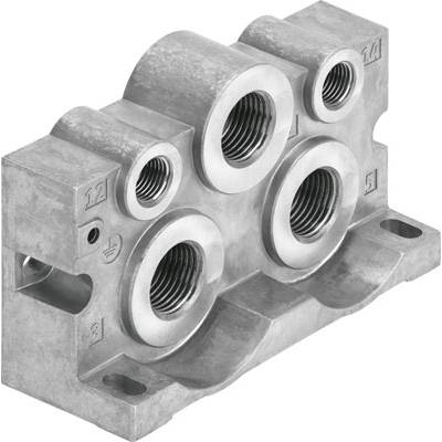 Een metalen blok met meerdere cilindrische schroefdraadgaten van verschillende afmetingen, vermoedelijk bedoeld voor hydraulische of pneumatische aansluitingen.