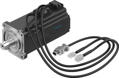 Een zwarte elektromotor met twee aansluitkabels en stekkers ligt op een witte ondergrond.