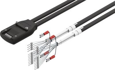 Foto van een kabel met stekkerverbindingen en blootliggende draden, gebruikt voor telecommunicatie- of netwerkdoeleinden.