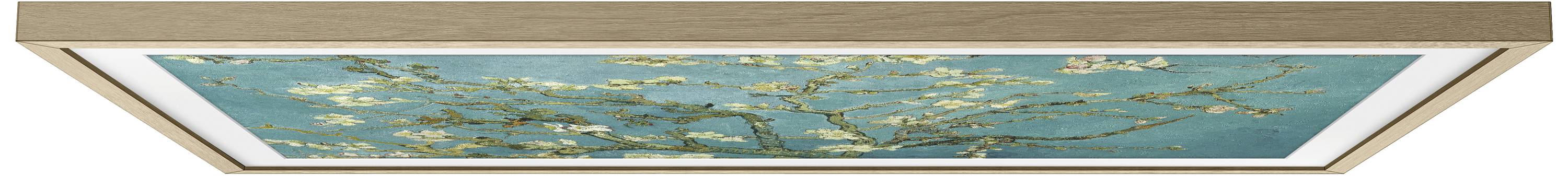 Een schilderij in een houten lijst, toont bloeiende takken tegen een blauwe achtergrond.