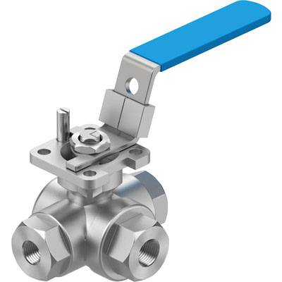 Een drieweg metalen kogelkraan met blauwe hendel, gebruikt voor het regelen van de vloeistofstroom in buisleidingsystemen.