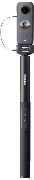 Een zwarte 360-graden camera op een selfie-stick. Hij heeft een display met een camerbeeld en bedieningselementen aan de handgreep.