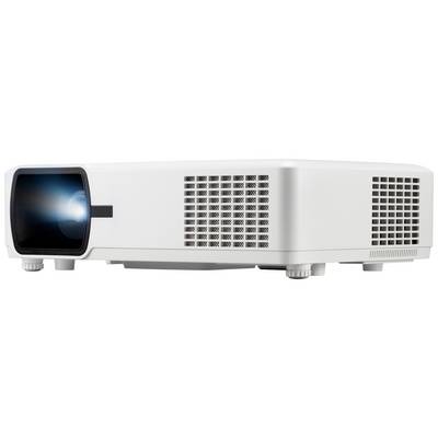Een witte projector met een zwarte lens staat aan en projecteert licht. Het apparaat heeft ventilatiesleuven en staat op kleine voetjes.