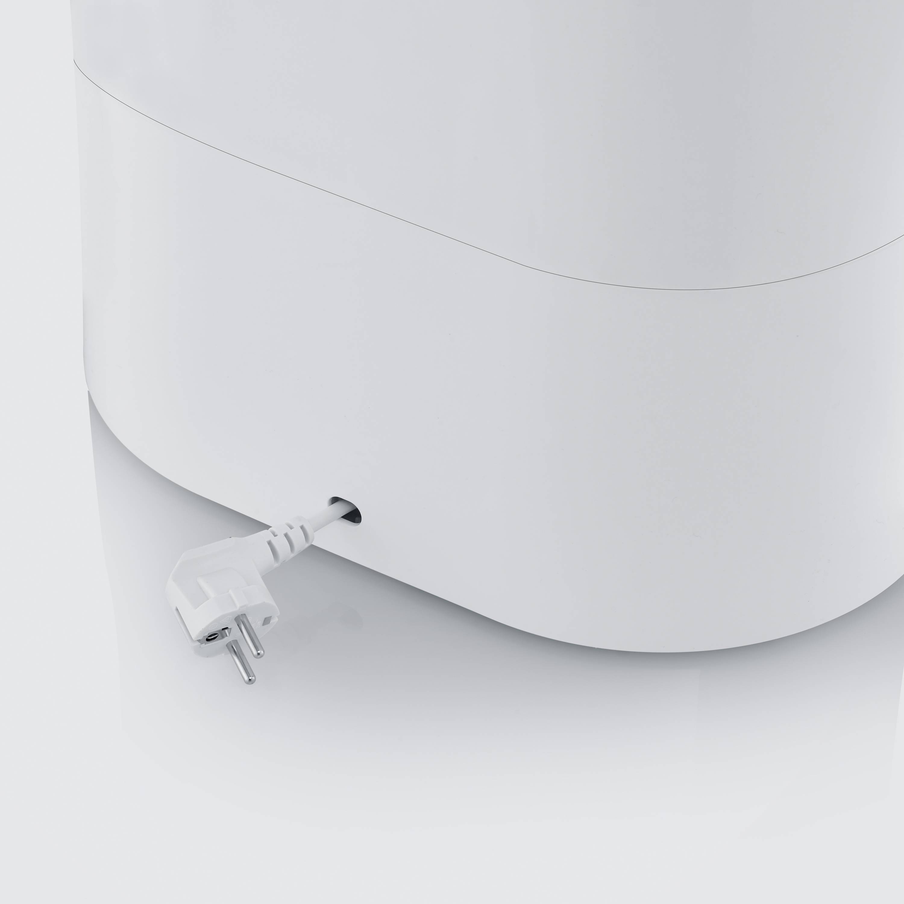 Wit, modern apparaat met een opvallend stroomsnoer aan de zijkant. De stekker is een standaard Europese stekker.